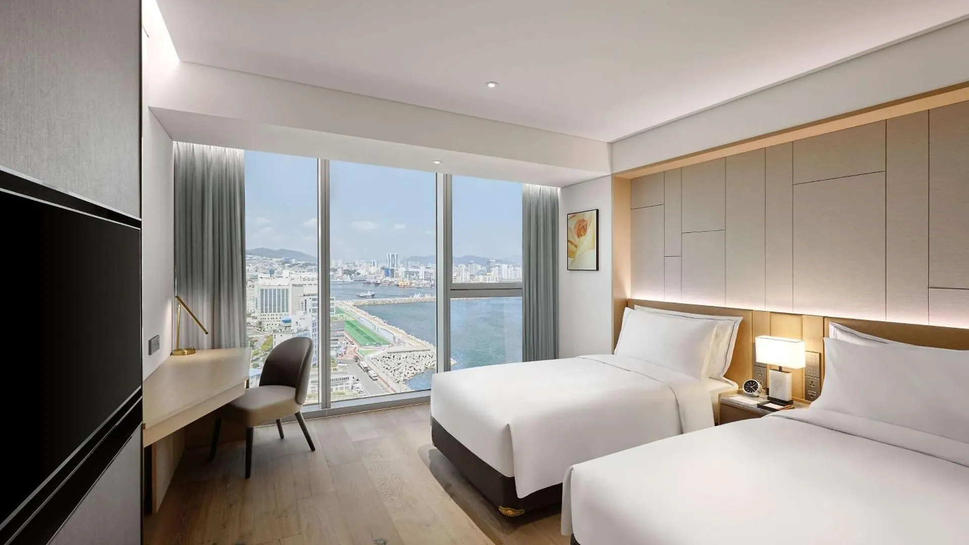 Wyndham Grand Busan 5*,